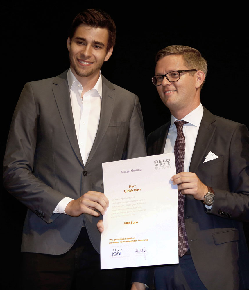 Ulrich Bayr (links) machte als 'Staatl. gepr. Techniker – Mechatroniktechnik' den besten Abschluss 2015